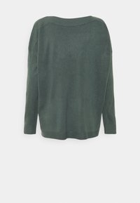 Pull en tricot vert à coupe ample, col large, manches longues, et poignets côtelés. La texture semble douce et légèrement brillante.