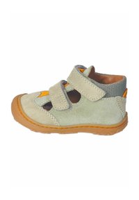Kindersandalen aus hellgrauem Wildleder, mit offenem Design, Klettverschlüssen, orangen Akzenten und einer braunen Gummisohle mit strukturiertem Grip.