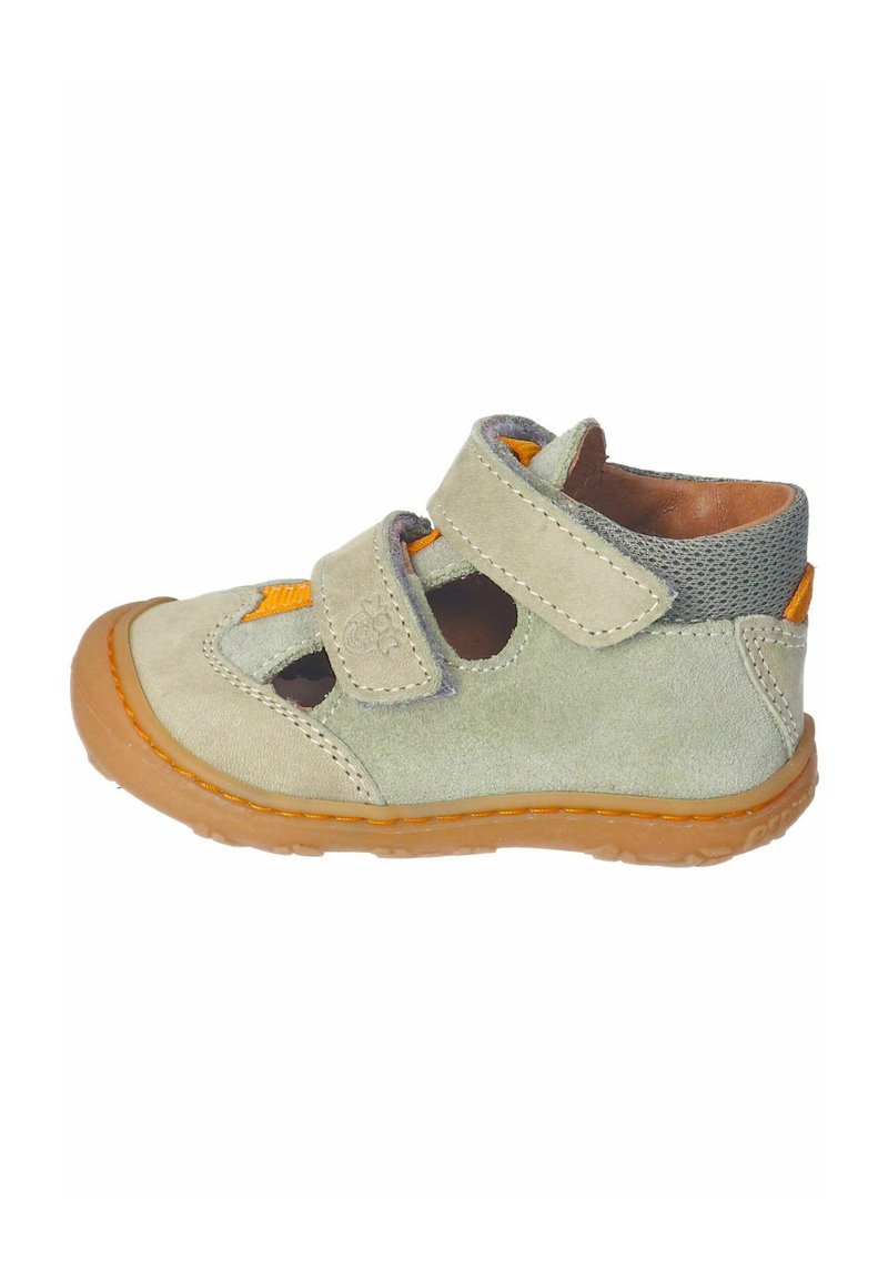 Kindersandalen aus hellgrauem Wildleder, mit offenem Design, Klettverschlüssen, orangen Akzenten und einer braunen Gummisohle mit strukturiertem Grip.
