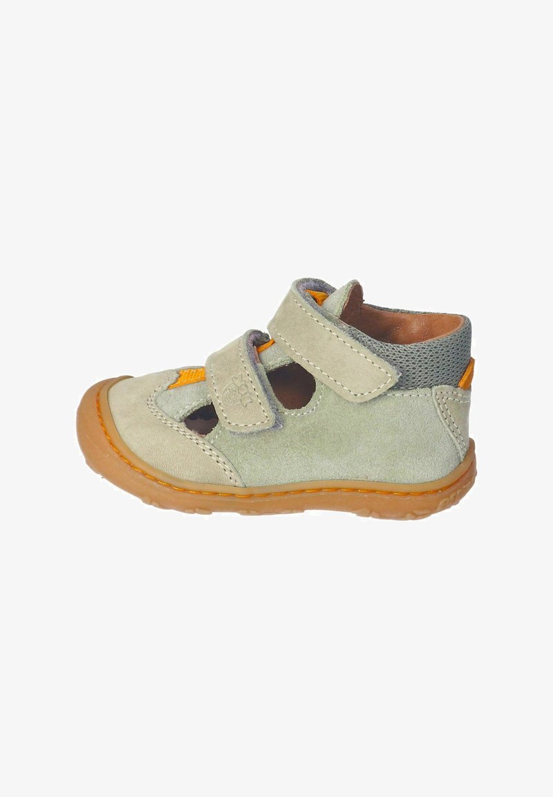 Kindersandalen aus hellgrauem Wildleder, mit offenem Design, Klettverschlüssen, orangen Akzenten und einer braunen Gummisohle mit strukturiertem Grip.