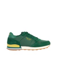 Zapatillas deportivas verdes con un acabado liso y texturizado, que cuentan con un acento amarillo y azul en la suela y detalles perforados en los lados.