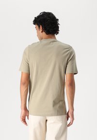 Lyle & Scott Jednoduché tričko - sage