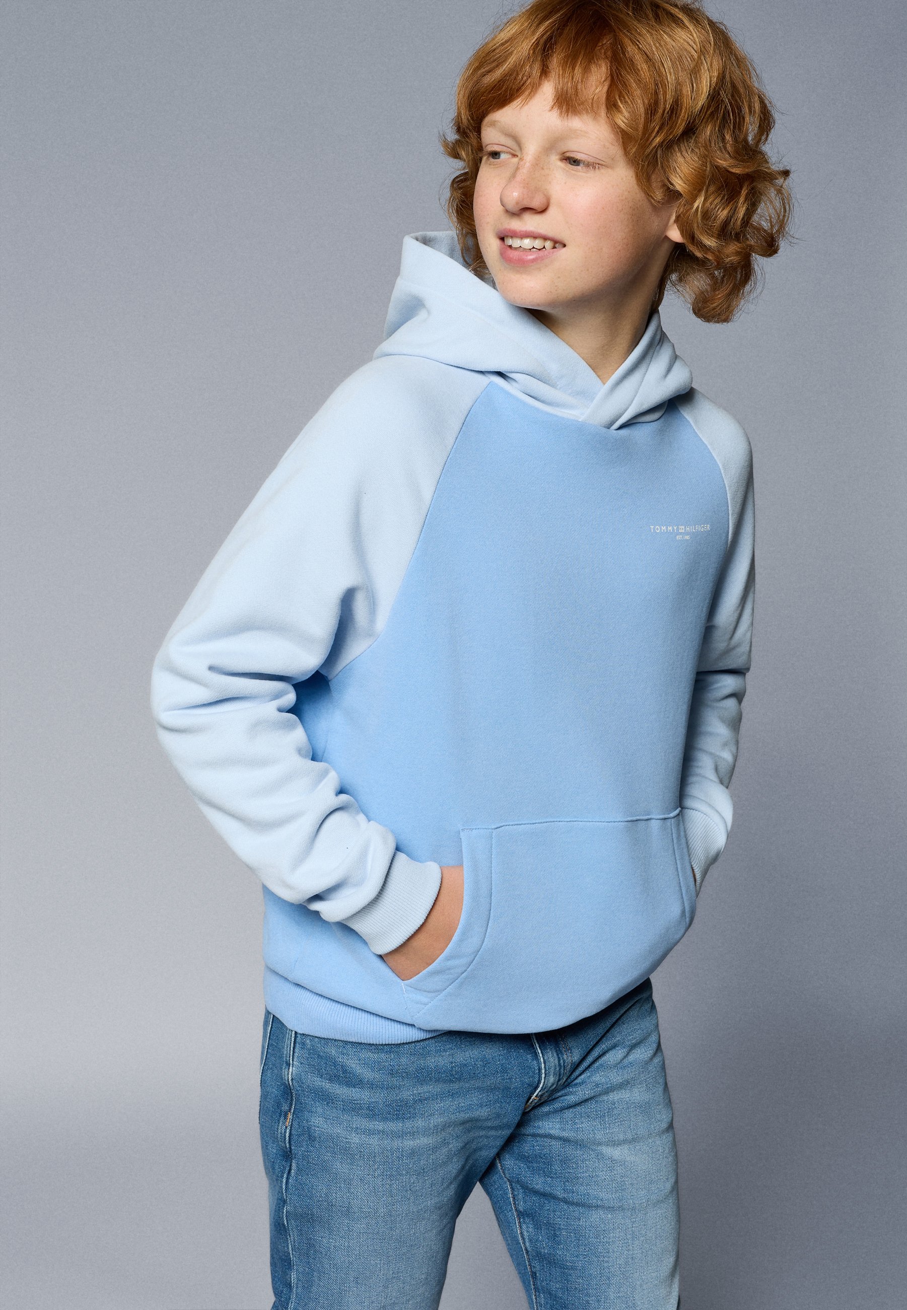 Tommy Hilfiger LOGO UNISEX Sweater cloudy blue/lichtblauw