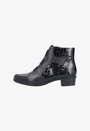 Bottines noires présentant un dessus en cuir texturé avec un motif brillant ressemblant à celui d'un reptile et un petit talon block. Des accessoires décoratifs en métal sont inclus.