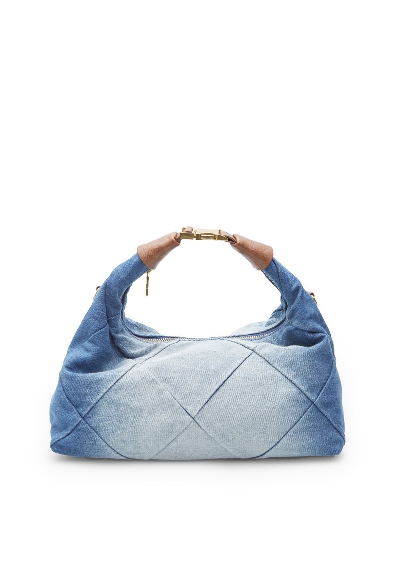 Denim-Handtasche mit Reißverschluss, mit einem gesteppten Design in verschiedenen Blautönen und braunen Lederakzenten am Griff.