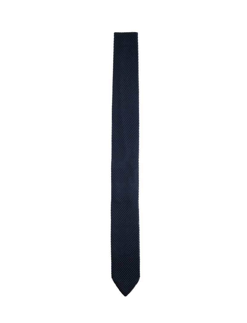 Corbata tejida de color azul marino con un patrón texturizado, que presenta un extremo puntiagudo y una forma delgada, adecuada para atuendos formales o de negocios.