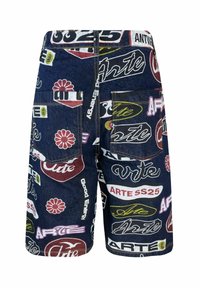 Shorts in denim con una stampa grafica multicolore con vari logo e testi. Include più tasche e un design a taglio dritto.