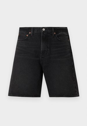 Shorts in denim nero con bottone frontale, passanti per cintura e design a cinque tasche su uno sfondo chiaro uniforme.