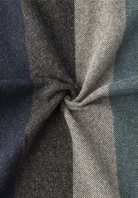 Tessuto di lana attorcigliato al centro con ampie righe verticali in blu navy, grigio, beige e teal.