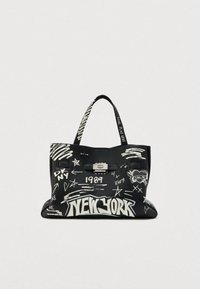 Fekete bevásárlótáska fehér graffiti stílusú felirattal, rajta "NEW YORK", csillagok, valamint ezüst színű, fémből készült kapocs. Texturált felület és masszív pántok.
