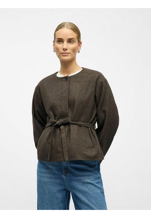 Veste en mélange de laine texturée marron avec un col rond, fermeture à bouton et ceinture nouée à la taille. Elle possède deux poches avant et une coupe décontractée.