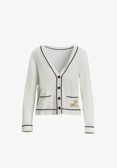 Fehér kardigán fekete díszítéssel, V-nyakkal, gombos záródással, két elülső zsebbel és arany hímzett "L" részlettel a bal zsebben.