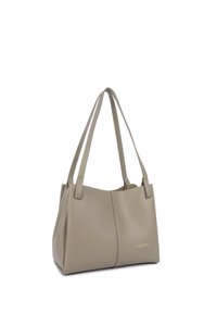 Sac fourre-tout en cuir gris avec une texture lisse, de forme rectangulaire et doté de deux anses. Présente des coutures discrètes et un logo accent doré sur le devant.