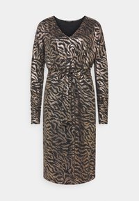 Glittrande klänning med långa ärmar, V-ringning, knytmidja och ett svart och guld randigt zebramönster tillverkat av ett strukturerat, metalliskt tyg.