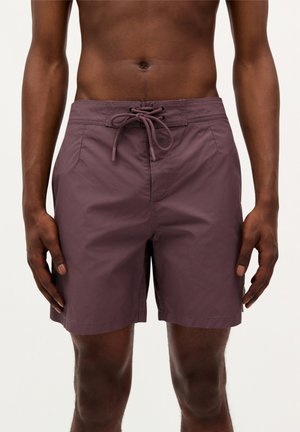 Schwimmshorts in einem satten Mauve-Ton, aus leichtem Stoff gefertigt, mit einem verstellbaren Kordelbund und seitlichen Taschen, sowie einer glatten Textur.
