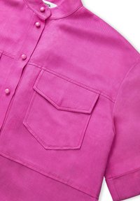 Roze overhemd met korte mouwen, voorzien van een staande kraag, één voorzak en een gladde, gestructureerde stof.