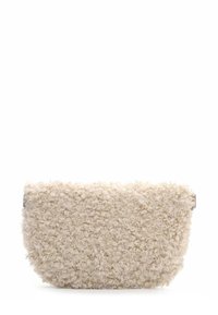 Pochette testurizzata di colore crema realizzata in tessuto morbido e riccioso. Presenta una forma arrotondata e una chiusura con zip metallica.