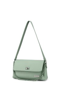 Borsa a tracolla in pelle verde chiaro con finitura texture, tracolla a catena e chiusura a patta. Presenta una placchetta logo in tonalità argento. Design compatto.
