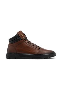 Brązowe skórzane sneakersy typu mid-top z czarnymi akcentami, okrągły czubek, płaska podeszwa i mosiężne oczka. Teksturowany materiał i wyściółka wokół kostki.