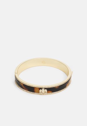 Armband in goudkleur met schildpadinleg, omrand door kleine kristallen en een centraal goud decoratief embleem.
