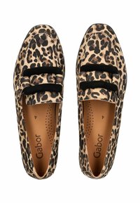 Zapatos tipo slip-on con estampado de leopardo, textura suave, detalles en ante negro y diseño de perfil bajo. El logo de la marca aparece en la plantilla.