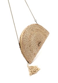 Borsa in paglia intrecciata a forma di mezzaluna con chiusura a zip, tracolla in catena dorata e un accent tassel. Colore beige neutro e superficie testurizzata.