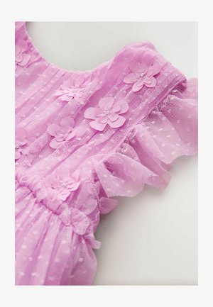 Rozā tule kleita ar volānu piedurknēm, punktu rakstu un dekoratīvām ziedu aplikācijām. Apkārtējais viduklis nodrošina ērtu piegulumu.