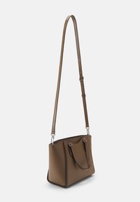 MICHAEL Michael Kors TARYN TOTE XBODY - Kézitáska - driftwood