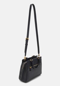 Zwarte leren handtas met lange verstelbare riem, twee korte handvaten en een voorvak met ritssluiting met gouden hardwaredetails.