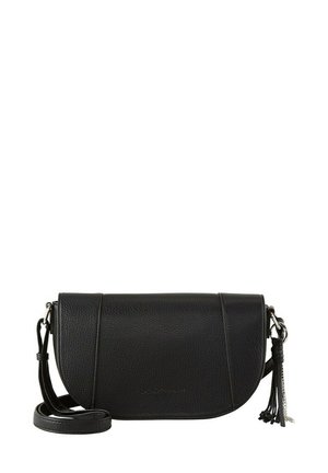 Sac en bandoulière en cuir noir avec un rabat arrondi, une bandoulière tressée et un gland décoratif. Fini texturé et accent en métal argenté.