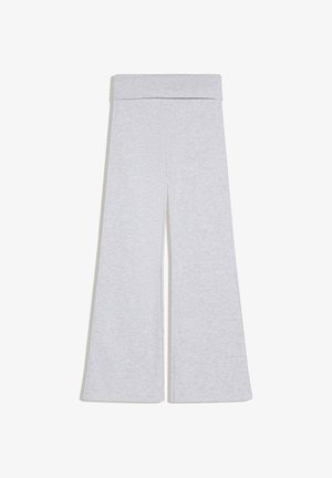 Pantaloni a gamba larga grigio chiaro con vita alta ripiegata, realizzati in tessuto morbido, stesi su uno sfondo bianco.