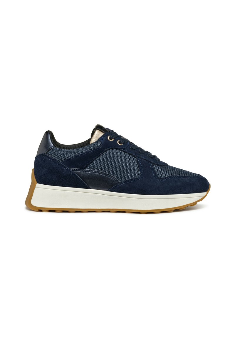 Sneaker in camoscio e rete di colore blu navy con suola intermedia bianca e suola esterna in gomma naturale. Presenta un design con lacci e dettagli in tono.