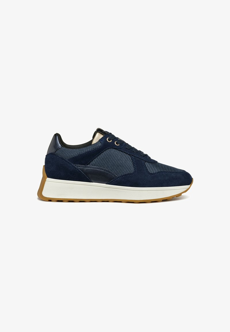 Sneaker in camoscio e rete di colore blu navy con suola intermedia bianca e suola esterna in gomma naturale. Presenta un design con lacci e dettagli in tono.