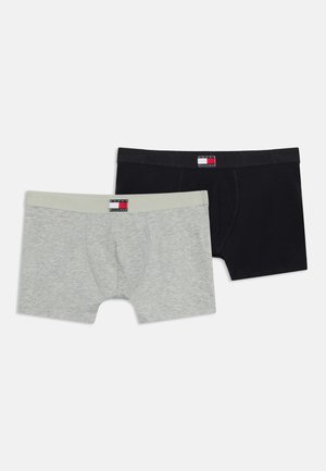 Deux paires de boxers pour hommes, un gris clair avec une ceinture beige et un noir, tous deux présentant un petit logo rectangulaire de drapeau sur la ceinture.