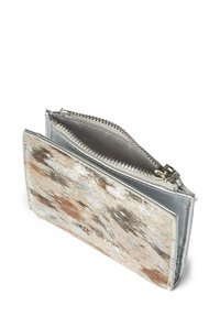 Portfel na zamek błyskawiczny z teksturowanym, wielokolorowym przodem z metalicznymi akcentami oraz gładkim srebrnym wnętrzem. Kompaktowy, prostokątny kształt.
