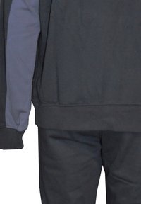 Svart tröja med kontrasterande mörkgrå ärm, med ribbade mudd och en slät textur. Kombination med matchande svarta byxor.