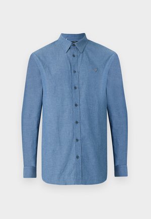 Camicia azzurra chiara a maniche lunghe con bottoni, realizzata in tessuto tessuto. Presenta un colletto a punta, bottoni frontali e un piccolo logo sul petto.