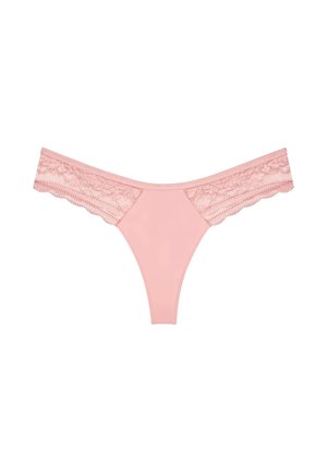 Hellrosa Damen-String mit Spitzenverzierungen an den Seiten und einer glatten Stoffvorderseite auf weißem Hintergrund.