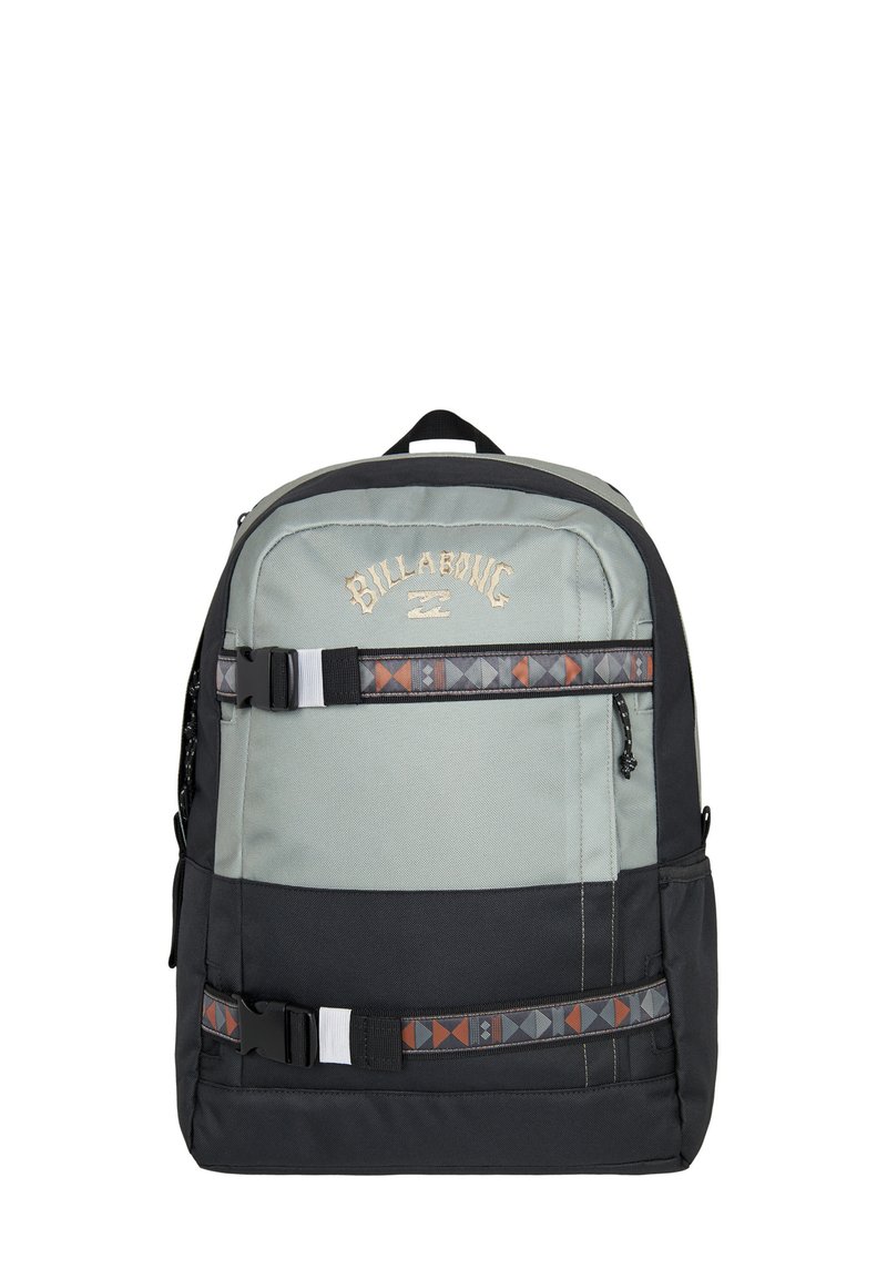 Zaino con una parte anteriore grigio chiaro, fondo nero e spallacci con motivo geometrico. Include un logo di marca e spallacci regolabili.