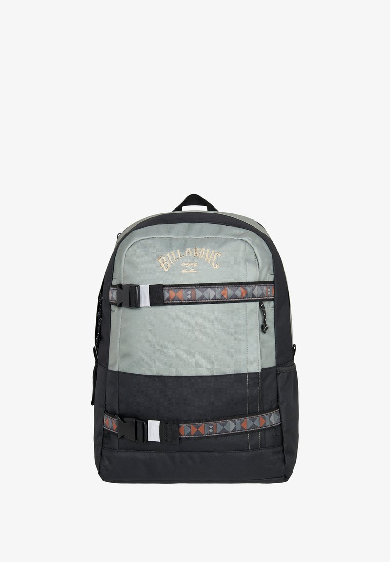 Rugzak met een lichtgrijze voorkant, zwarte onderkant en geometrisch patroon op de schouderriemen. Inclusief een merkembleem en verstelbare schouderriemen.