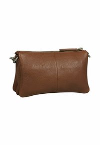 Borsa da polso con zip in pelle marrone, dalla superficie testurizzata e hardware argentato, mostrata su sfondo bianco.