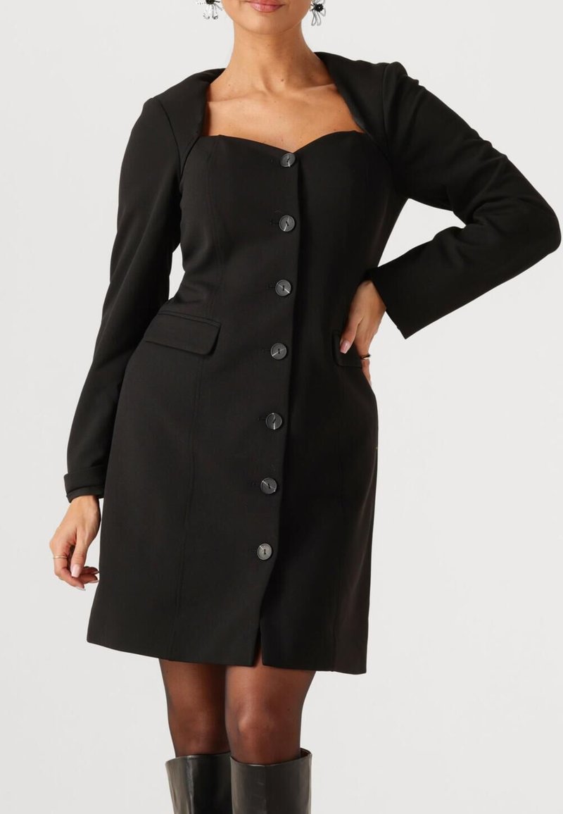 Zwarte jurk gemaakt van gestructureerde stof, met lange mouwen, een sweetheart halslijn, een knoopsluiting aan de voorkant en zijzakken.