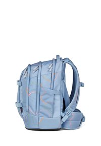 Hellblauer Rucksack mit mehreren Fächern, gepolsterten Gurten, Seitentasche, Hüftgurt und bunten abstrakten Linienmustern.