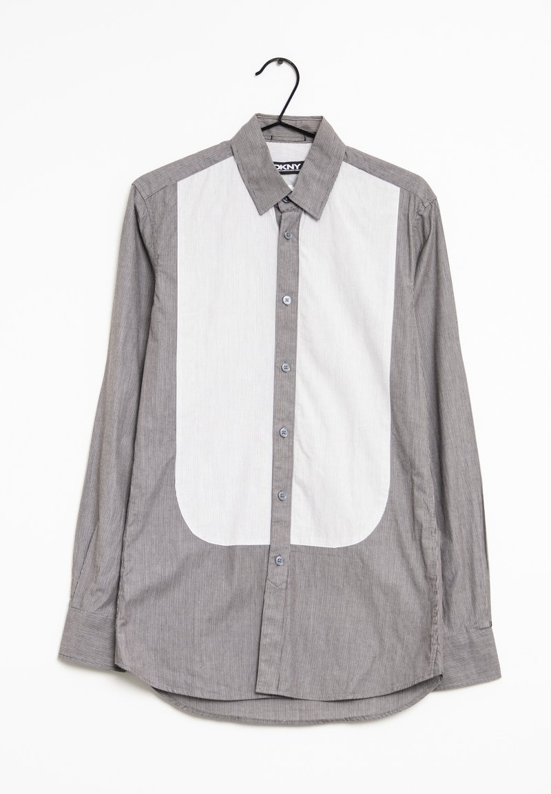 Harmaa raidallinen pitkähihainen paita, jossa on edessä suuri valkoinen kangas, nappikiinnitys ja taitettu kaulus. Kankaan pinta on sileä.