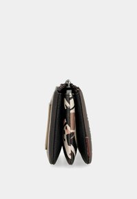 Portafoglio pieghevole in pelle marrone scuro e tan, con un interno in tessuto decorato. Chiusura con zip e hardware in metallo nella parte superiore.