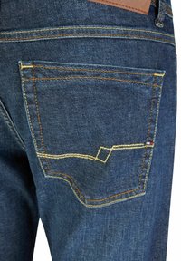 Jean en denim bleu foncé avec des coutures jaunes. Présente une poche plaquée à l'arrière avec un design unique et une étiquette en cuir près de la taille.