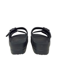 Infradito in gomma nera con suola spessa, tacco rialzato, cinturino regolabile sul retro e soletta testurizzata per una migliore aderenza.