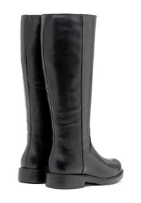 Kopp paar kõrgeid musti nahast saapaid madalate kontsadega, sileda viimistluse ja nähtavate õmblustega varre ja kontsa piirkonnas.