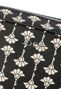 Bustina in materiale nero con trama, che presenta un motivo floreale bianco e dettagli in argento con il marchio "JOOP!" sul davanti.