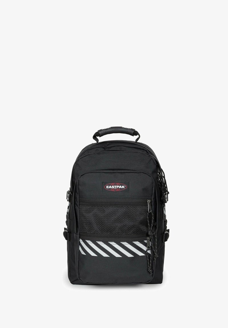 Sac à dos Eastpak noir avec poignée supérieure, poche frontale zippée, panneau en mesh et rayures blanches diagonales sur le bas du devant.